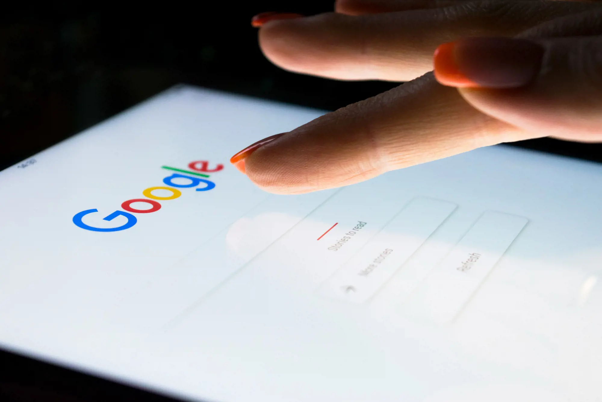 Person trykker på Google for at søge på noget | Novicell, Digitalt konsulenthus