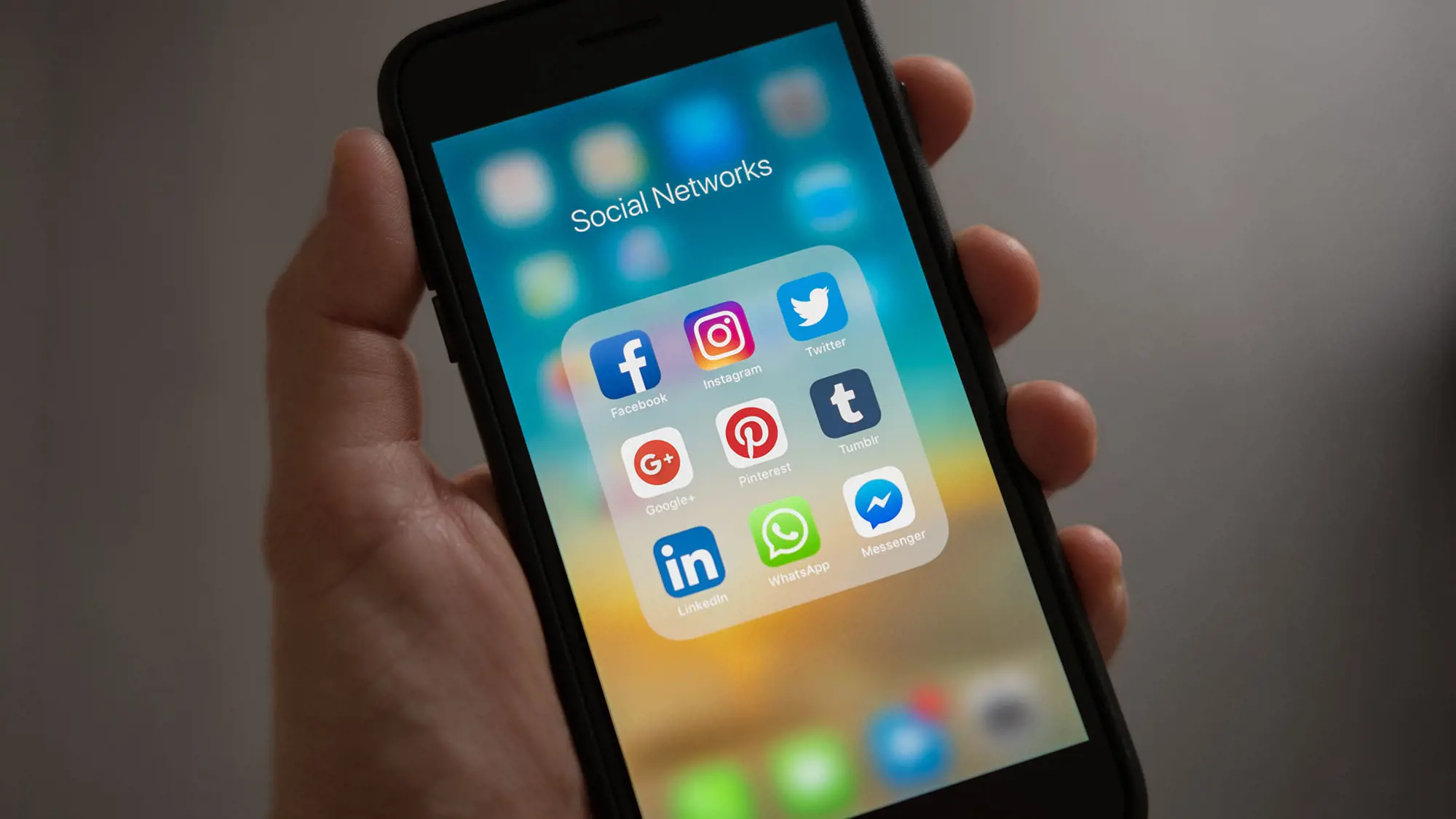 Forskellige sociale medier paa en telefon | Novicell digital konsulenthus