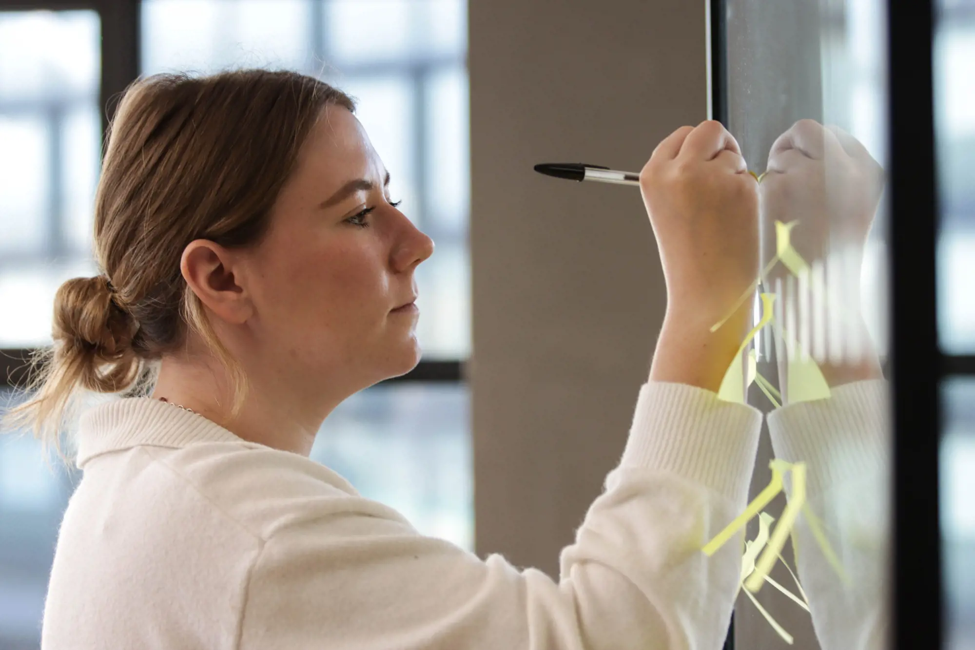 Skriver På Whiteboard Millie Bartley Skriver På Whiteboard Millie Bartley | Novicell, Digitalt konsulenthus