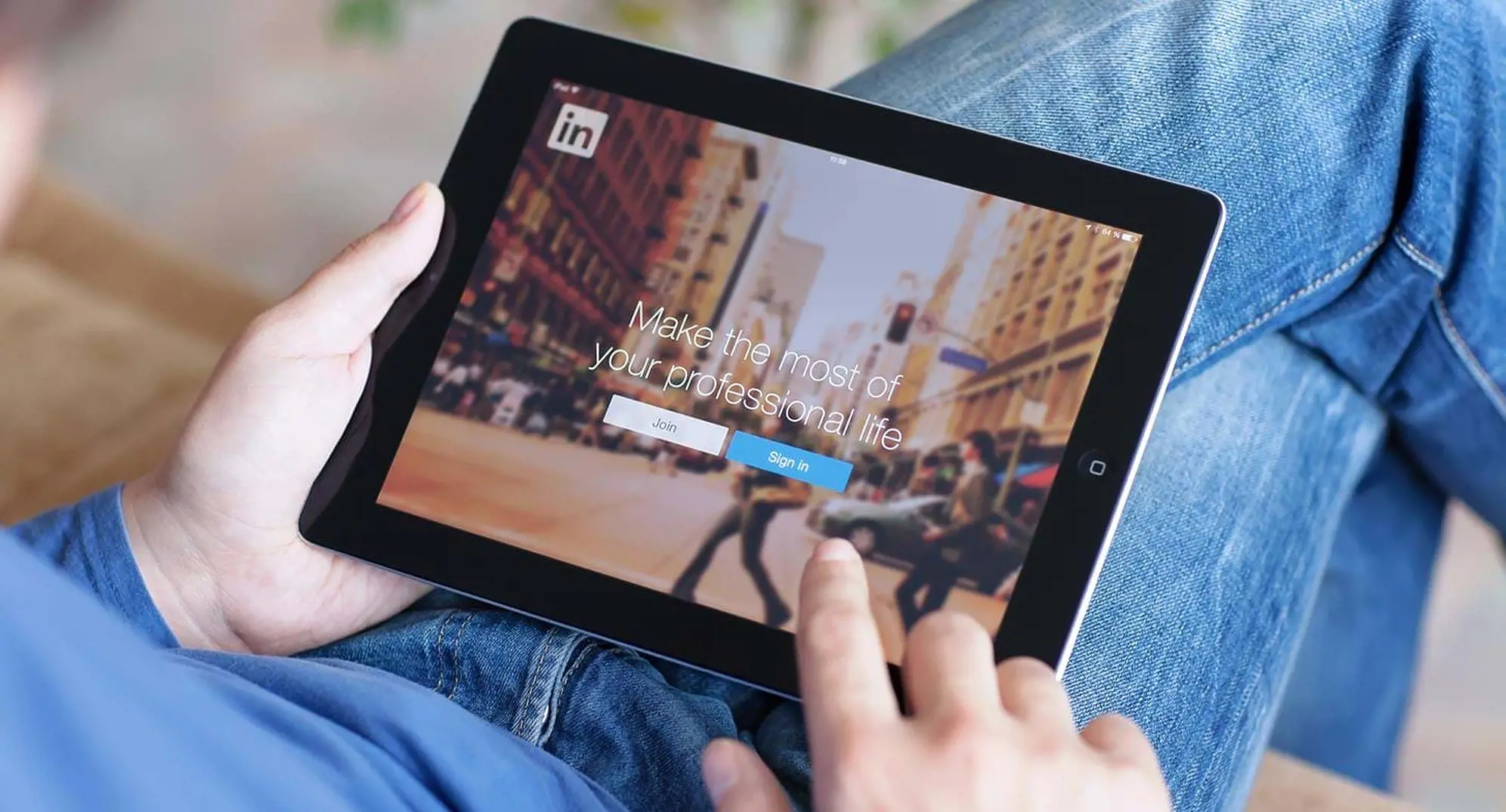 LinkedIn paa en iPad | Novicell digital konsulenthus