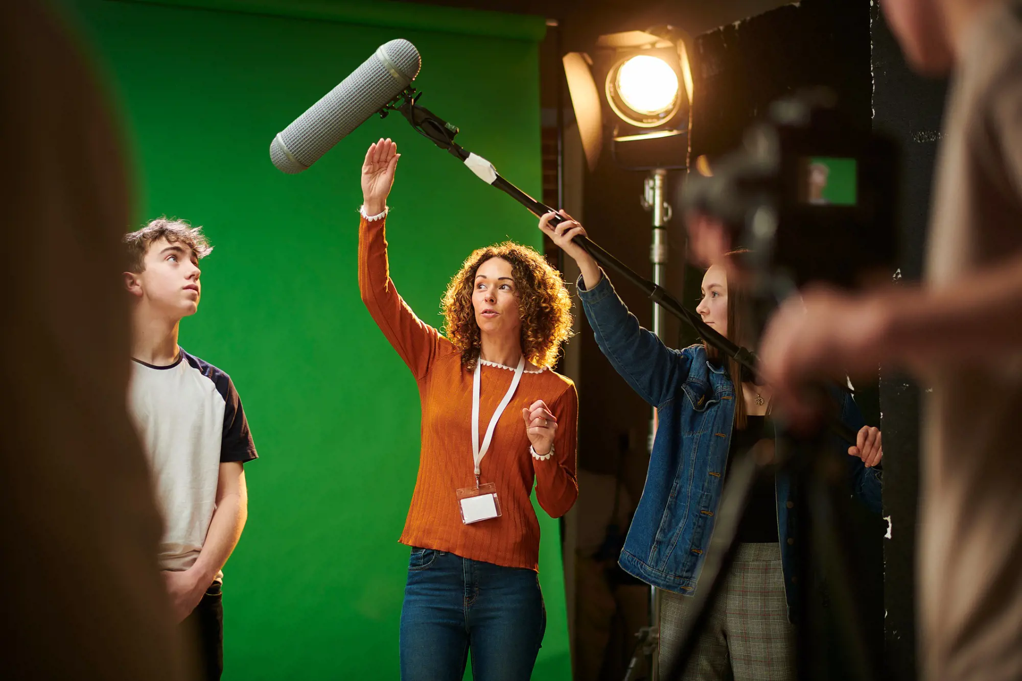 Videoproduktion Novicell Personer står foran en greenscreen og holder en mikrofon | Novicell, Digitalt konsulenthus